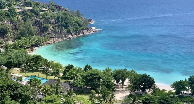 Four Seasons Resort Seychelles — виллы с бассейнами на склоне над бухтой Пти-Анс