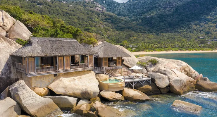 Вилла Six Senses Ninh Van Bay на скалах залива с бассейном над водой